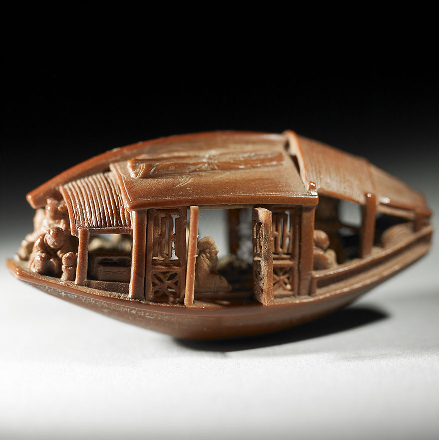 Лодка с пассажирами, вырезанная из оливковой косточки в 1737 году-2