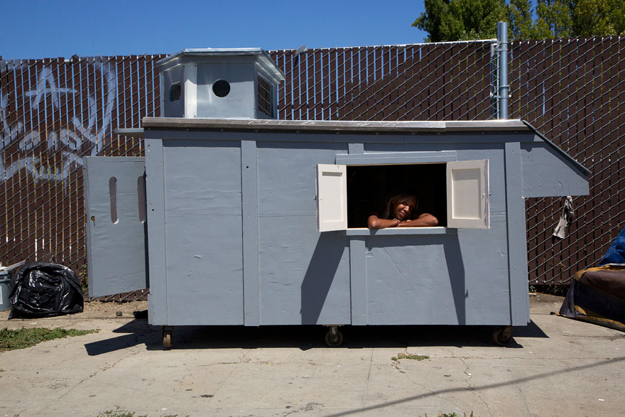Художник строит передвижные домики для бездомных