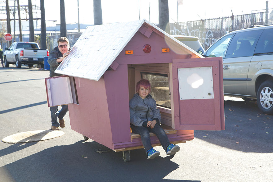 Художник строит передвижные домики для бездомных