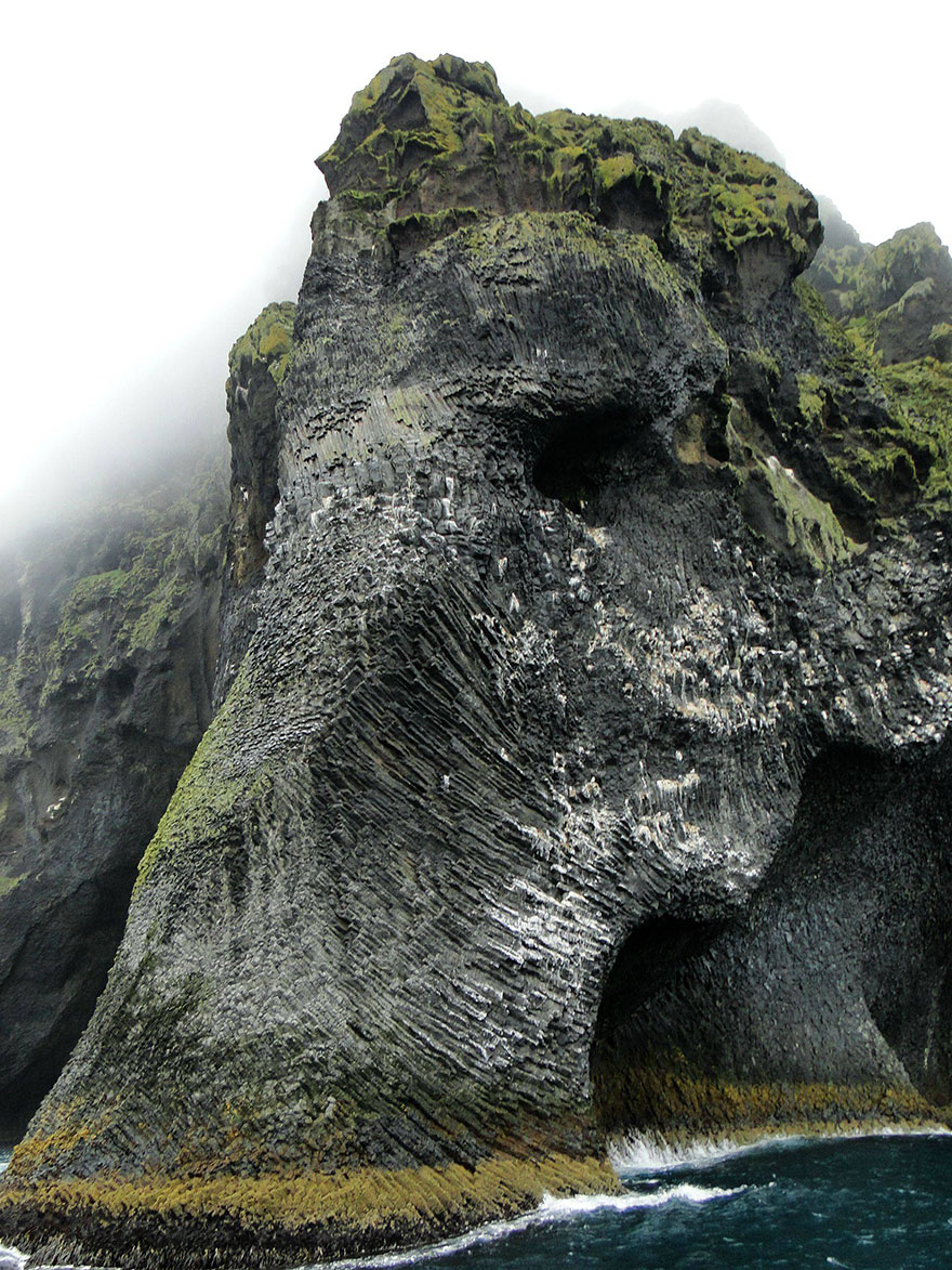 Слоновья скала в Исландии
