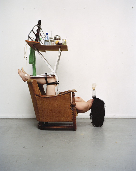 Мебельный бондаж с голыми женщинами в фотографиях Мелани Бонаджо