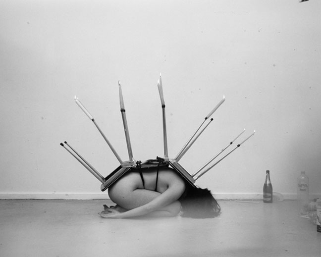 Мебельный бондаж с голыми женщинами в фотографиях Мелани Бонаджо