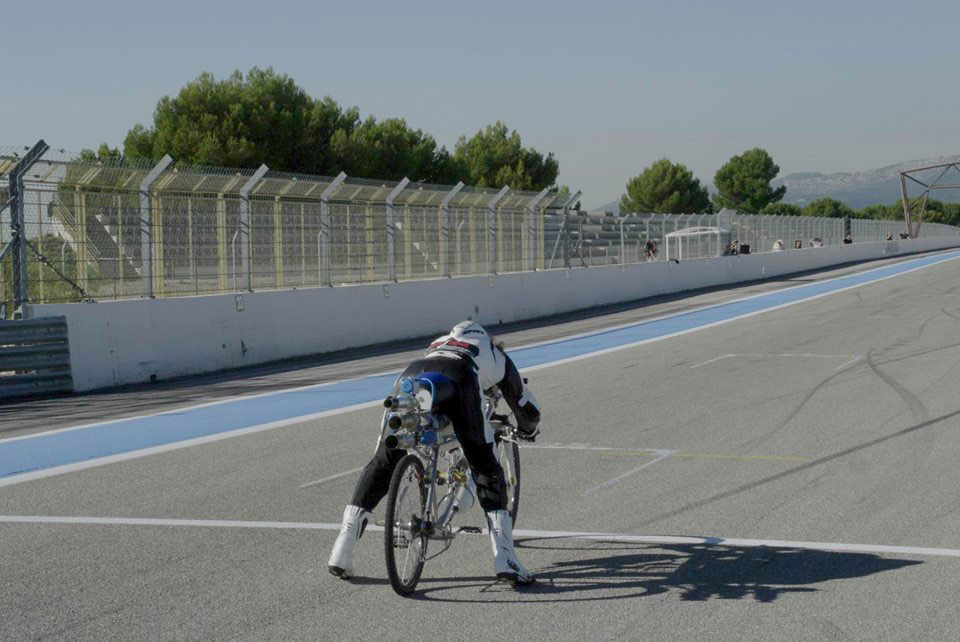 Французский велосипедист разогнался до скорости в 330 км/ч и обогнал Ferrari - видео