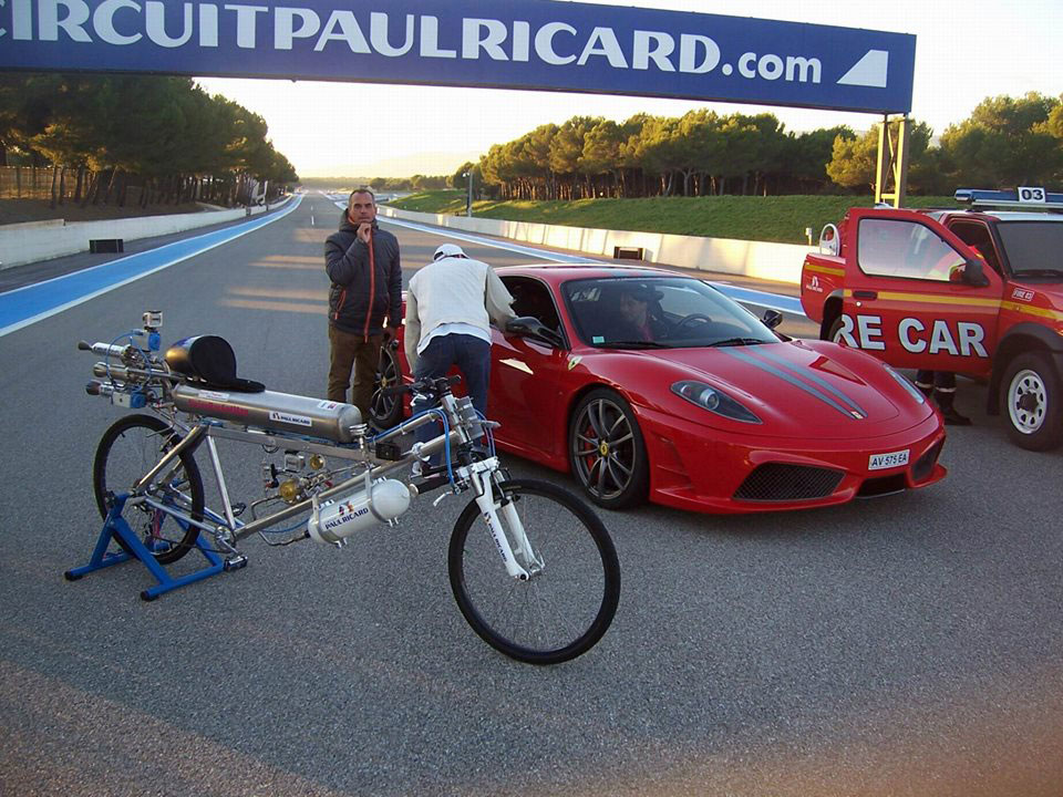 Французский велосипедист разогнался до скорости в 330 км/ч и обогнал Ferrari - видео