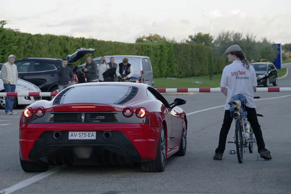 Французский велосипедист разогнался до скорости в 330 км/ч и обогнал Ferrari - видео-ferrari