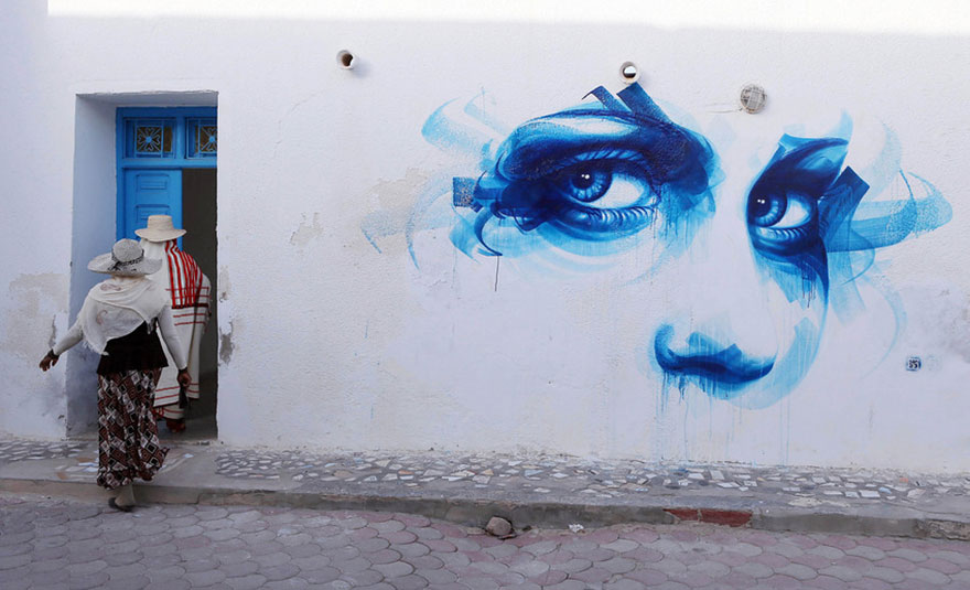 Массовый многонациональный стрит-арт в тунисской деревне от 150 уличных художников-15
