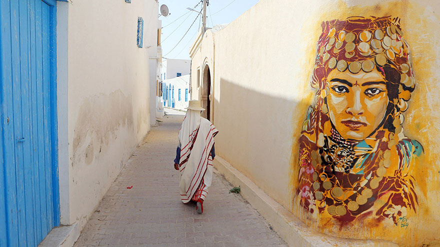 Массовый многонациональный стрит-арт в тунисской деревне от 150 уличных художников-1