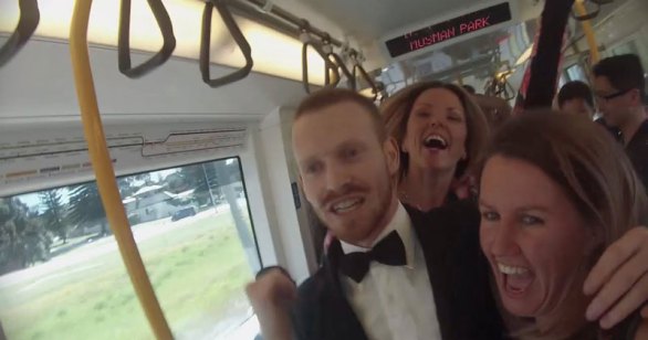 Зажигательные танцы в поезде или весёлая поездка в Перте - позитивное видео