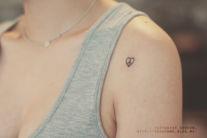 Сердечки, бантики, единороги - минималистичные женские тату-19