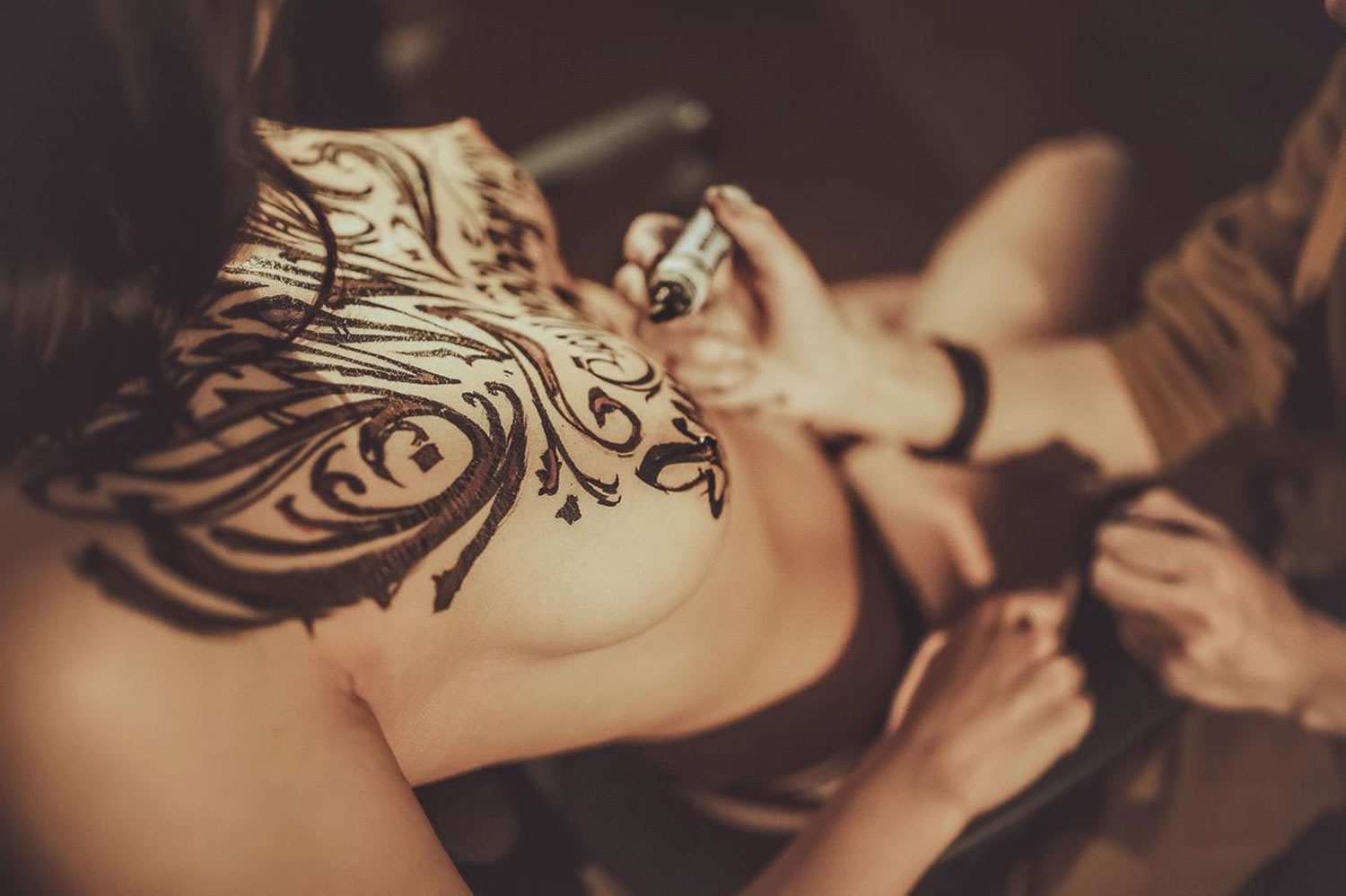 Каллиграфия Покраса Лампаса на теле обнажённых девушек
