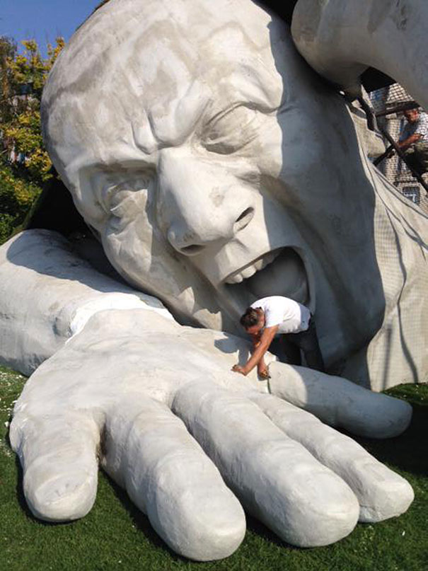 Гигантская скульптура лезет из-под земли на площади Будапешта-6