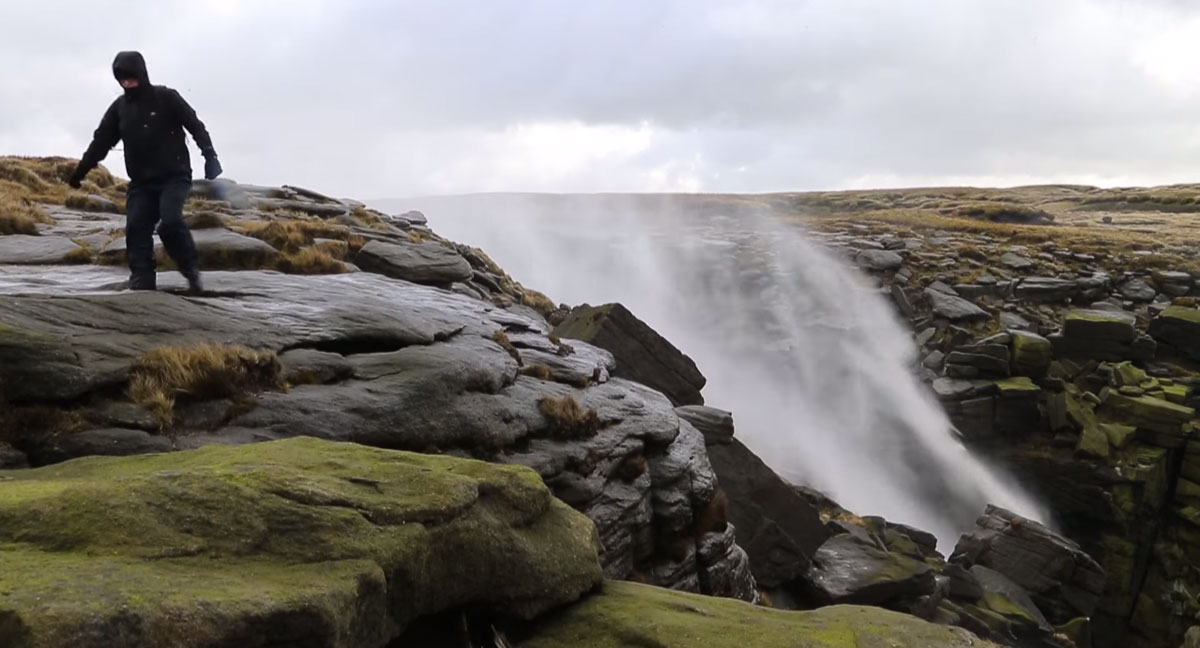 Удивительное явление природы: водопад течёт в обратном направлении-02