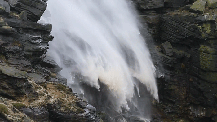 Удивительное явление природы: водопад течёт в обратном направлении