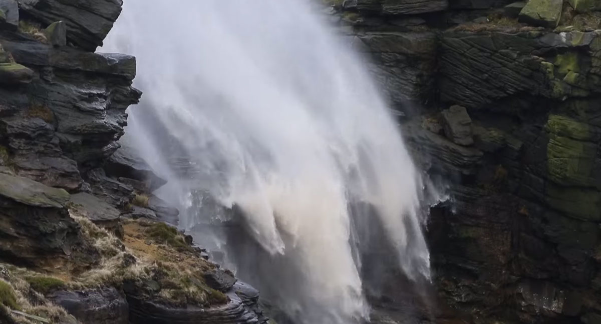 Удивительное явление природы: водопад течёт в обратном направлении-05