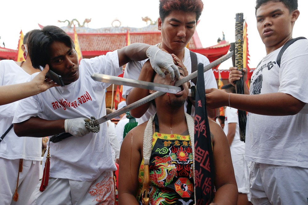 Изощрённые самоистязания на Вегетарианском фестивале в Таиланде 2014 - фоторепортаж - 17