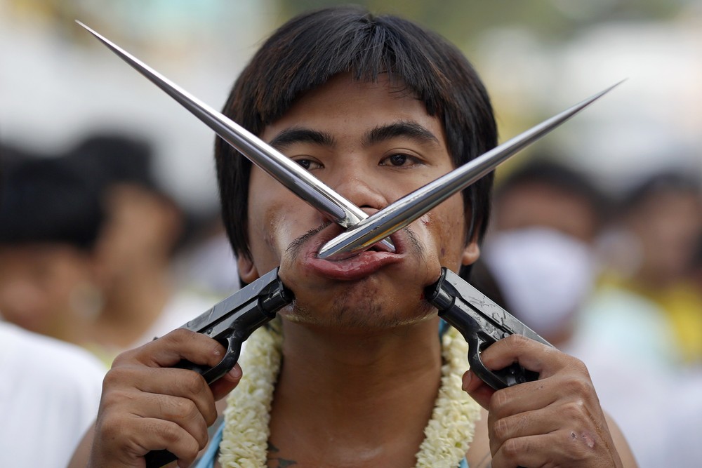 Изощрённые самоистязания на Вегетарианском фестивале в Таиланде 2014 - фоторепортаж - 18