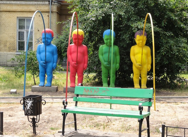 «Писающие мальчики» или «Радуга» в Киеве. Почему все статуи мочатся?