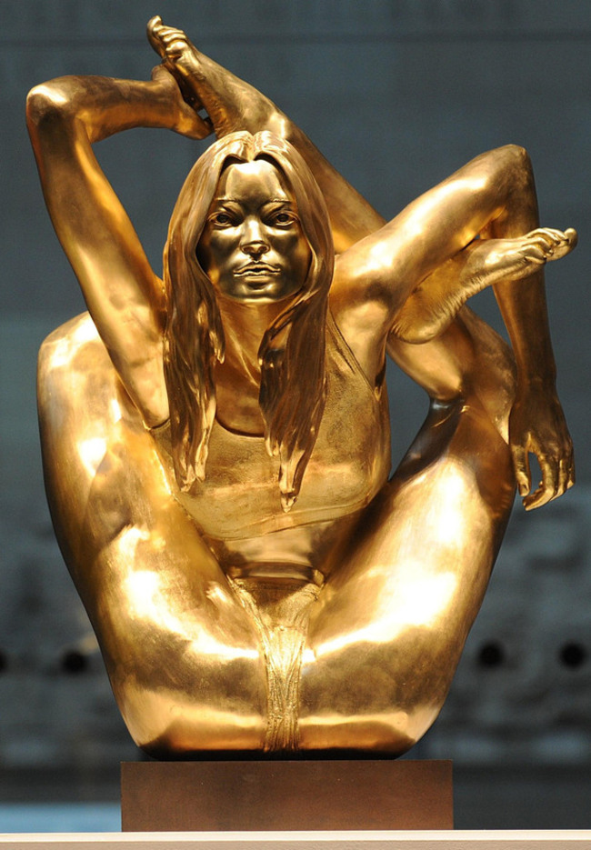 Статуя из чистого золота «Кейт Мосс занимается йогой».