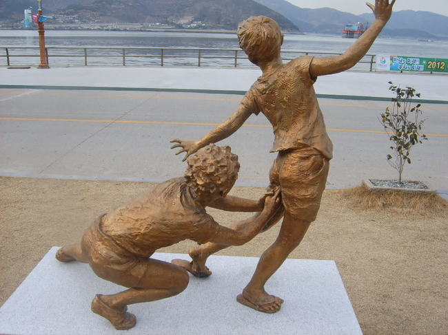 «Канчо!» (такая забава среди японских детей-подростков). Памятник стоит в Южной Корее.
