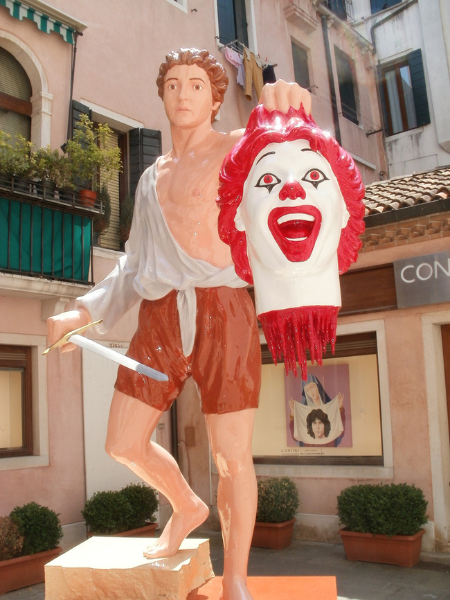 «Персей с головой Рональда Макдональда» в Венеции, Италия.