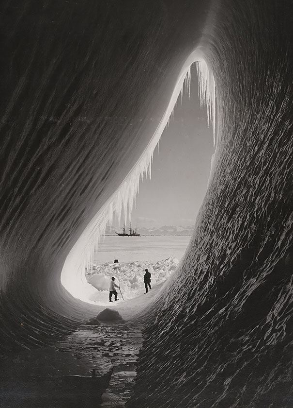 Грот В айсберга, сфотографировали в течение Британской антарктической экспедиции, 5 января 1911