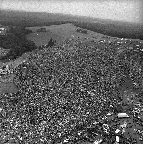 Огромная толпа людей, собравшихся на первый рок-фестиваль Вудсток, 1969