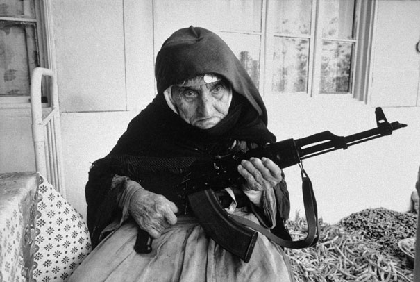 106-летняя армянка защищает свой дом, 1990