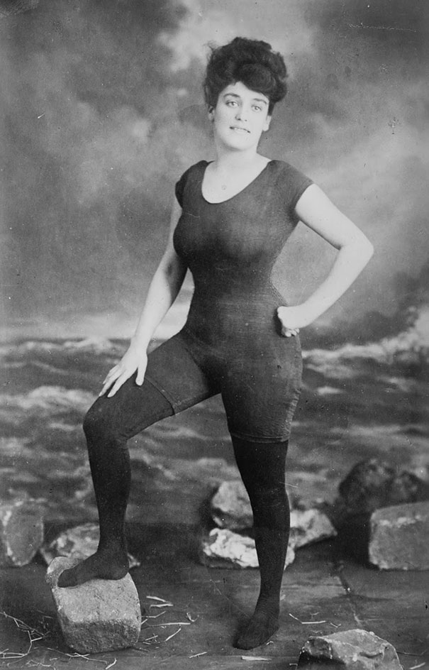 Аннет Келлерман отстаивает право женщин носить приталенный цельный купальник.