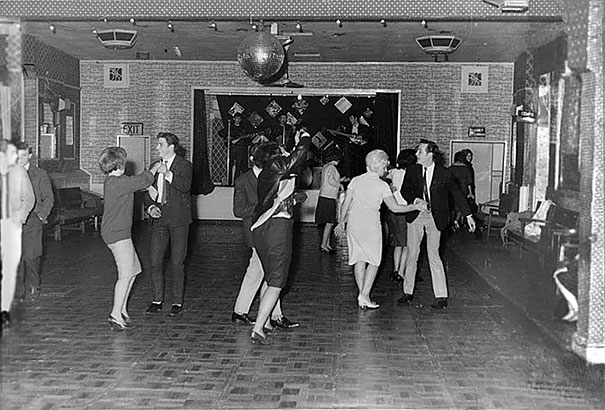 «Битлз» играют для 18 человек в клубе британского городка Олдершот, декабрь 1961 года.