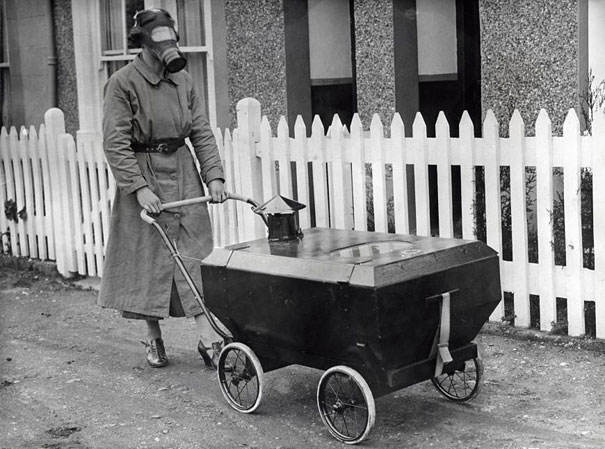 Женщина с коляской, устойчивой к газу, Англия, 1938