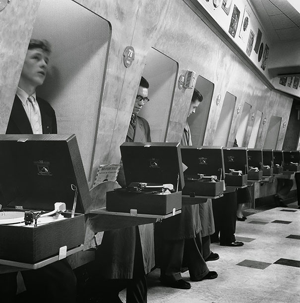 Посетители в лондонском музыкальном магазине, 1955