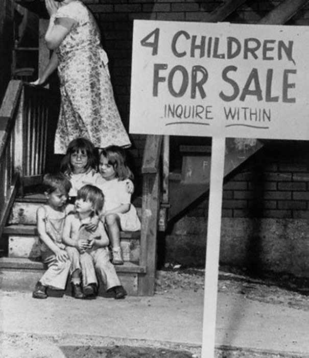 Мать прячет лицо от стыда, выставив на продажу своих детей, Чикаго, 1948