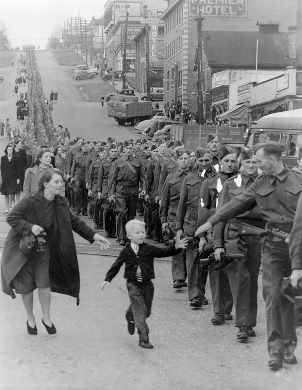 «Подожди меня, папа». Снимок сделал Клод П. Деттлофф в Нью-Вестминстере, Канада, 1 октября 1940