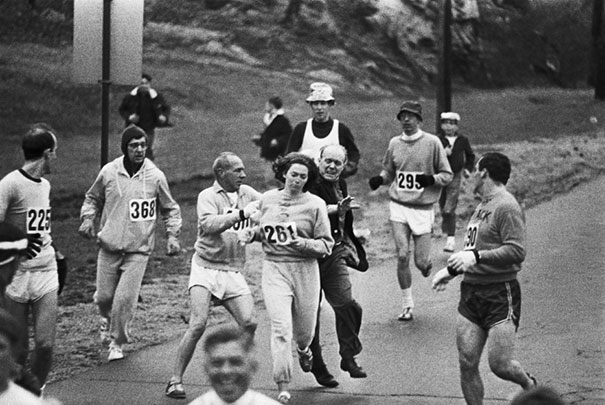 Организаторы пытаются остановить Катрин Свитцер, которая выдала себя за мужчину и приняла участие в Бостонском марафоне.