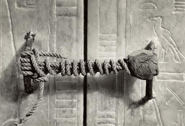 Целостная пломба на могиле Тутанхамона, 1922 (3245 лет нетронутости)