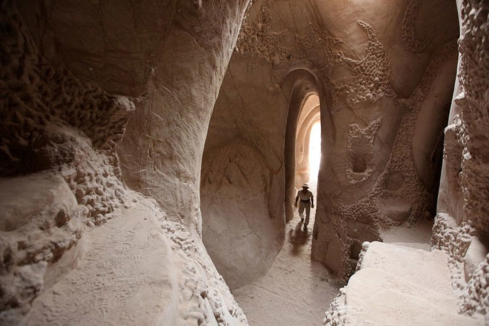 Этот усердный художник 25 лет в одиночку роет колоссальные пещеры1