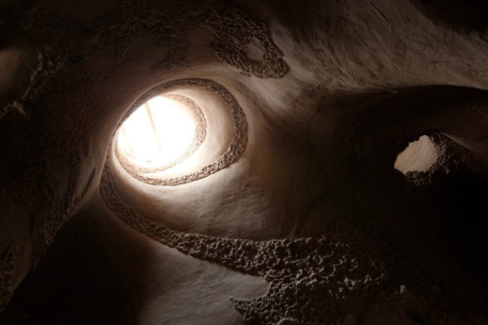 Этот усердный художник 25 лет в одиночку роет колоссальные пещеры10