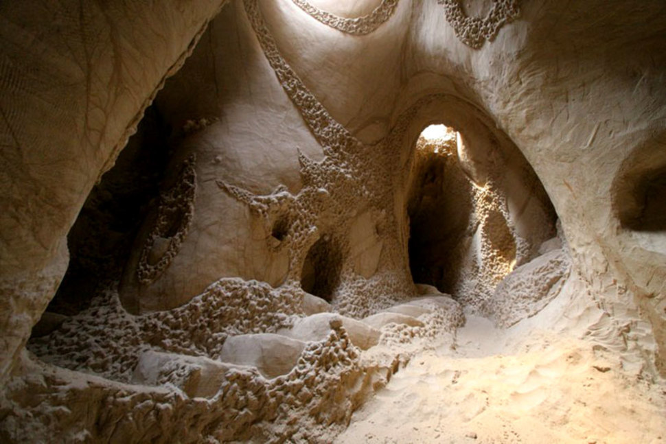 Этот усердный художник 25 лет в одиночку роет колоссальные пещеры2