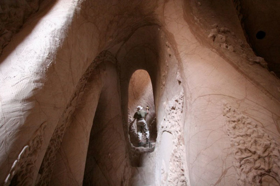 Этот усердный художник 25 лет в одиночку роет колоссальные пещеры8