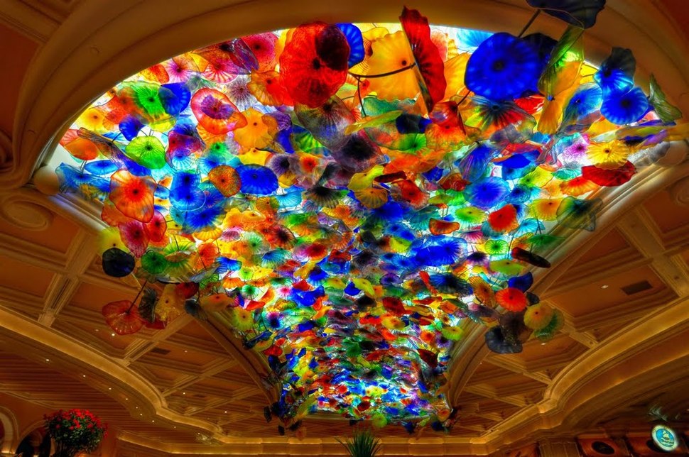2000 стеклянных цветов от Дейла Чихули на потолке гостиницы Bellagio в Лас-Вегасе