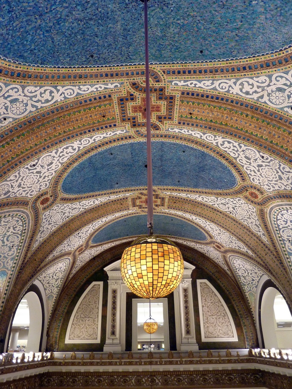 Мозаики Tiffany&Company во Дворце Маршалла Филда в Чикаго, штат Иллинойс