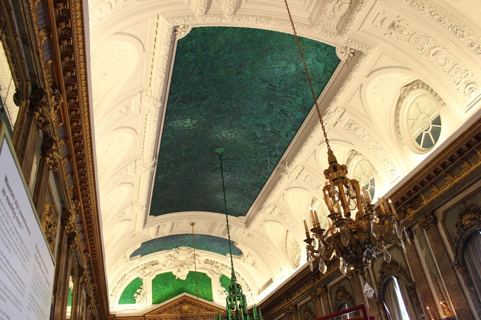 Зеркальный зал королевского дворца в Брюсселе, Бельгия (зелёный цвет потолка получили из надкрылий 1 600 000 экзотических жуков из Азии)