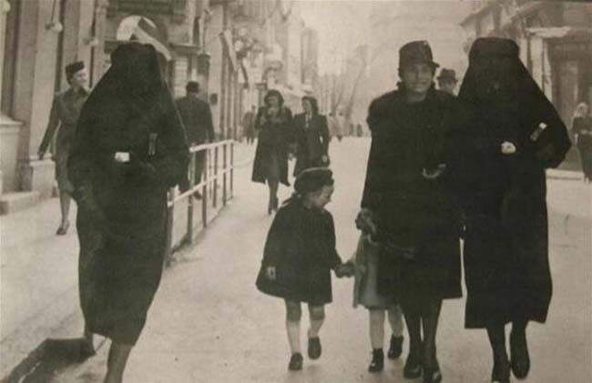 Мусульманка покрывает своей паранджой жёлтую звезду соседки-еврейки, чтобы защитить её от преследования. Сараево, бывшая Югославия.
