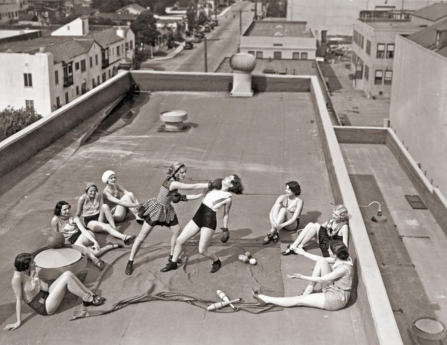 Женщины боксируют на крыше дома