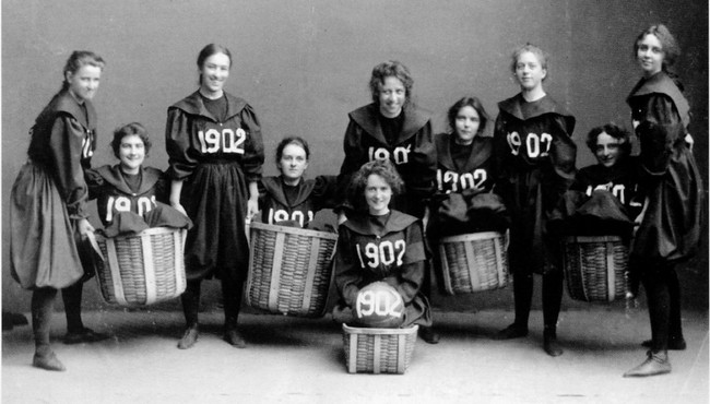 Первая женская баскетбольная команда