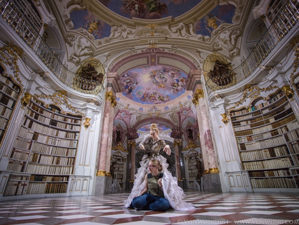 Потрясающая фотосессия в крупнейшей монастырской библиотеке мира - 4