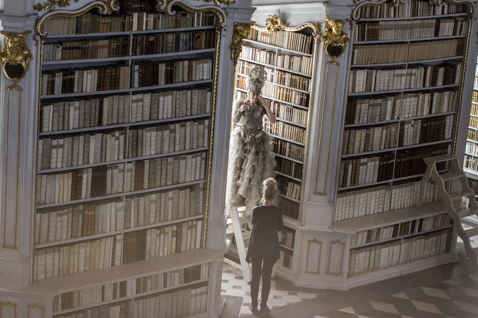 Потрясающая фотосессия в крупнейшей монастырской библиотеке мира - 5