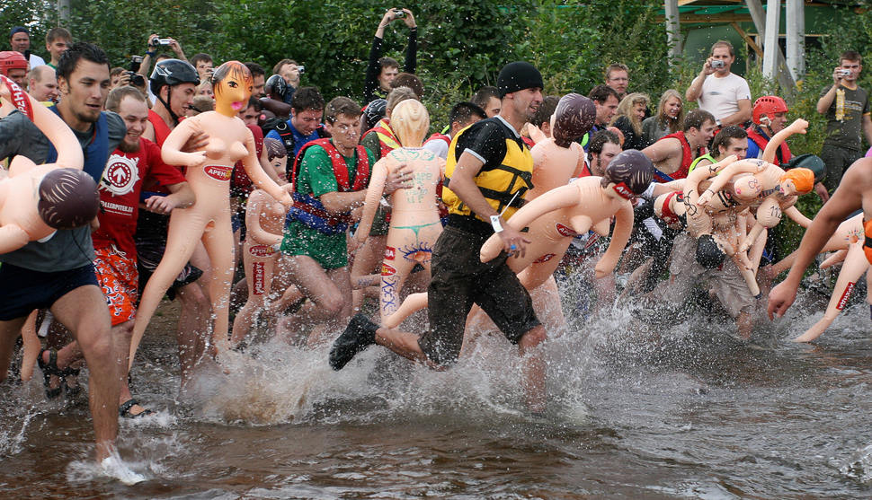 Заплыв на резиновых женщинах (Bubble Baba Challenge), Россия