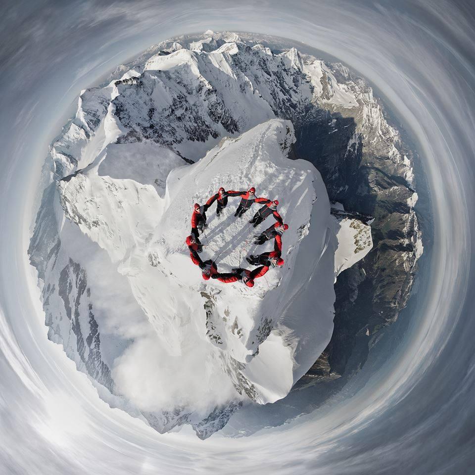 Девять альпинистов на вершине Юнгфрау