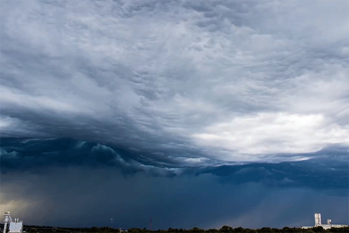 Редкие облака асператус в видео time-lapse